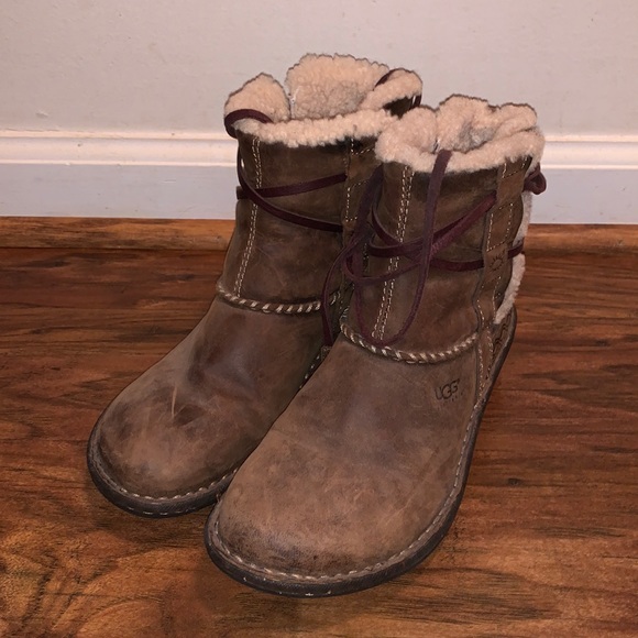 UGG Short Brown Boots - Picture 1 of 9